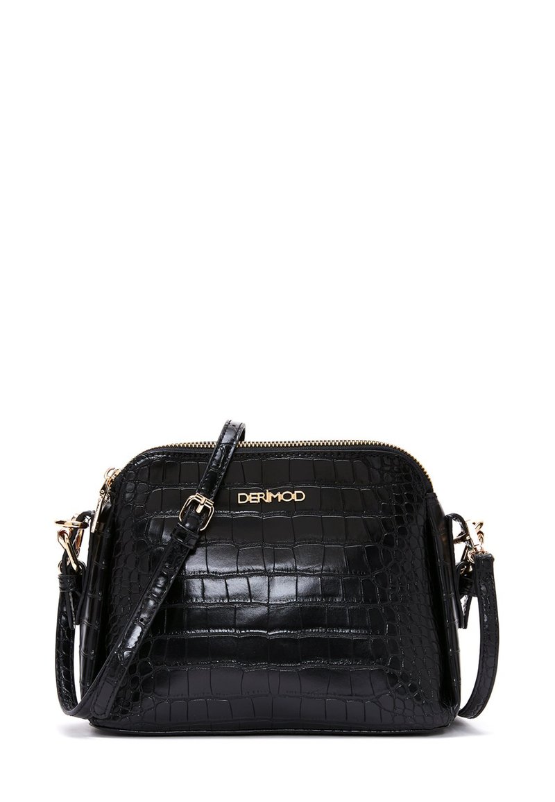 Sac à main noir en simili crocodile avec une fermeture éclair et un logo dorés. Il dispose d'une bandoulière amovible et d'une texture lisse. Sa forme est compacte et rectangulaire.