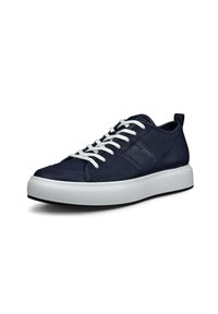Granatowe skórzane sneakersy z białymi sznurowadłami, zakrzywioną białą podeszwą, teksturowaną cholewką i perforowanymi detalami z boku. Wzmocniony zapiętek.