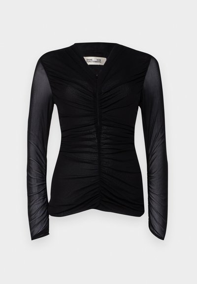 Svart langermet topp med rynket frontdesign, laget av lett stoff. Har gjennomsiktige ermer og V-hals.