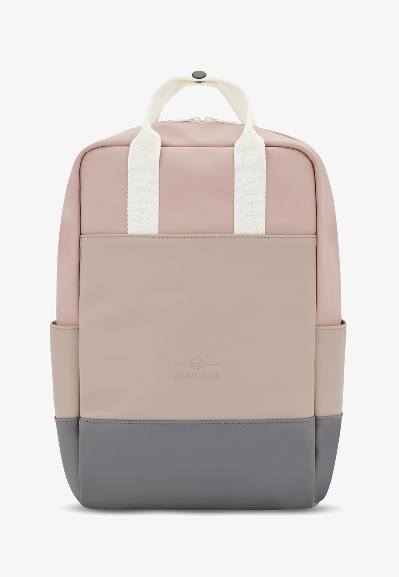 Obdélníkový batoh v růžové a šedé gumové úpravě. Obsahuje bílé držadla, horní zip a boční kapsy. Logo je embosováno na přední straně.