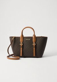 Bolso marrón con textura y asas de cuero marrón claro, además de una correa ajustable. Detalle de logo dorado en el frente. Forma estructurada con cierre de cremallera.