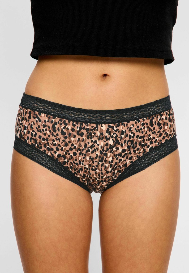 Culottes taille haute imprimées léopard avec des bordures en dentelle noire au niveau de la taille et des jambes ; fabriquées à partir d'un tissu doux et extensible pour plus de confort.