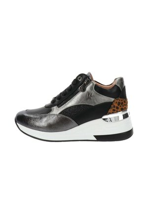 - Sneakersy niskie