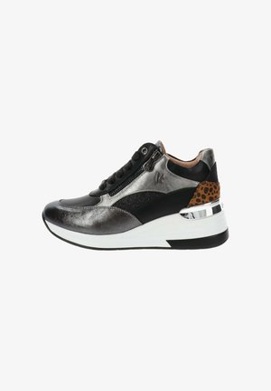 Baskets noires et argentées avec des accents métalliques, tige en textile, fermeture éclair et détail imprimé animal sur le talon. Semelle blanche et noire.
