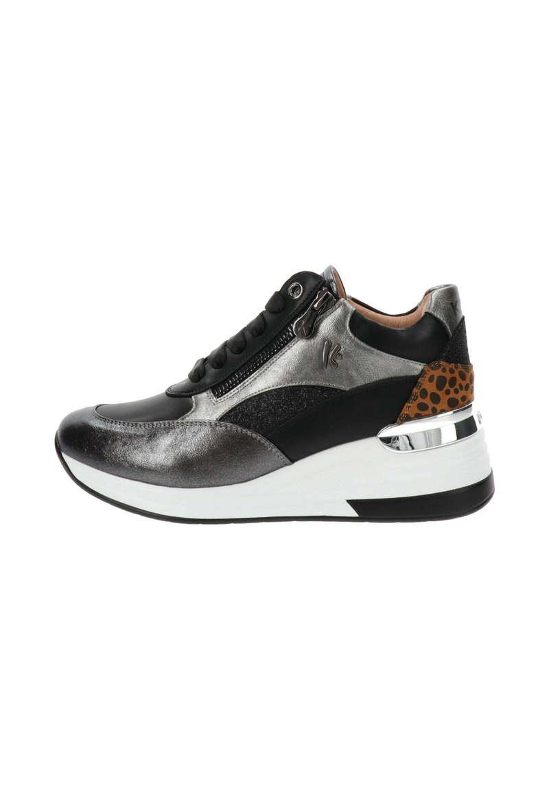 Czarno-srebrne sneakersy z metalicznymi akcentami, tekstylną cholewką, zapięciem na zamek oraz detalem w zwierzęcy wzór na pięcie. Biała i czarna podeszwa.