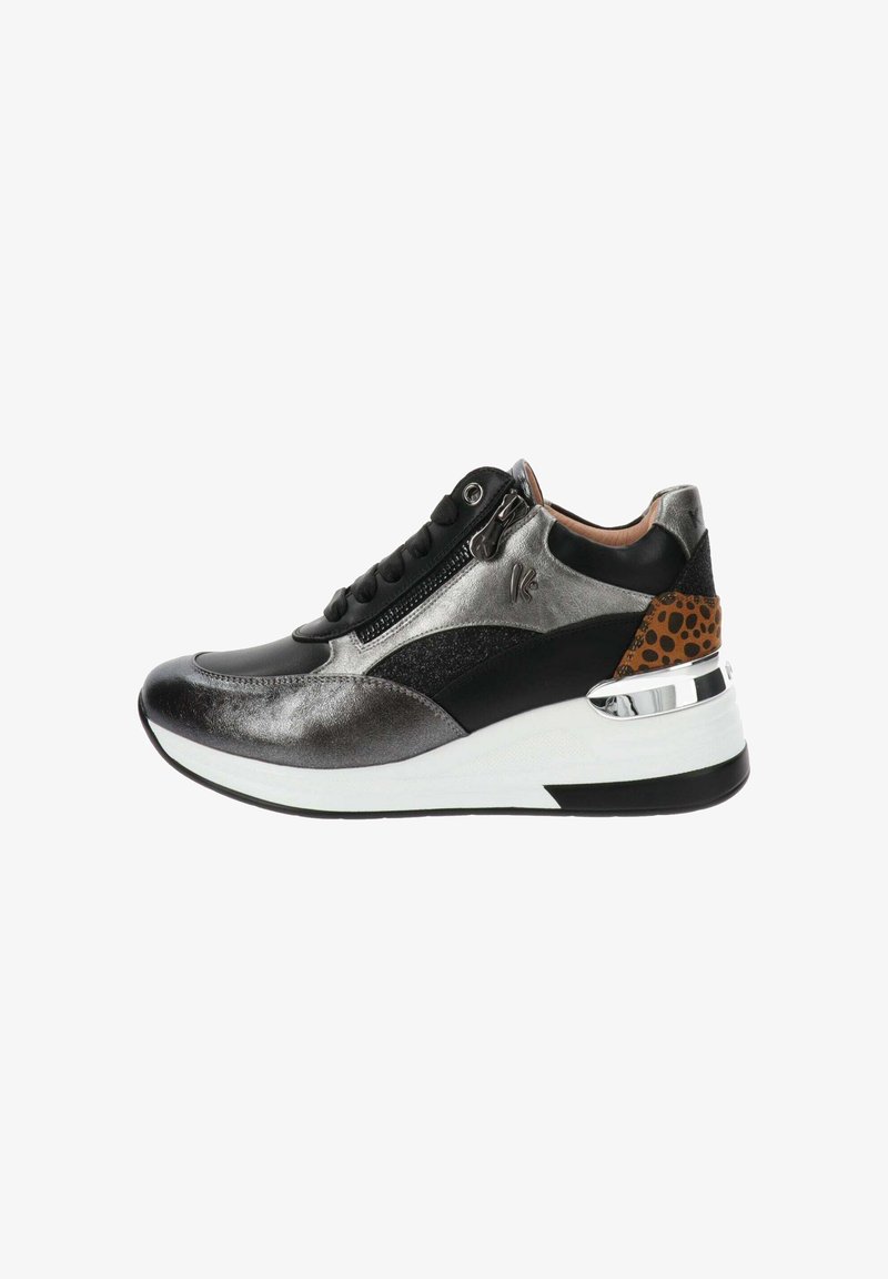 Baskets noires et argentées avec des accents métalliques, tige en textile, fermeture éclair et détail imprimé animal sur le talon. Semelle blanche et noire.
