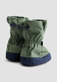 Groene waterdichte laarsjes met donkerblauwe zolen, elastiek rond de bovenkant en een trekkoord voor aanpassing, gemaakt van zacht, luchtig materiaal.