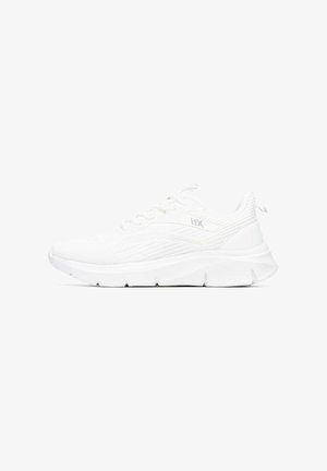 Zapatillas deportivas blancas con una parte superior de malla, paneles texturizados, cierre de cordones y una suela gruesa de goma con un diseño curvado.