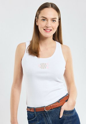 Débardeur blanc avec un petit motif de poisson coloré au centre ; en coton doux ; col rond ; design ajusté.