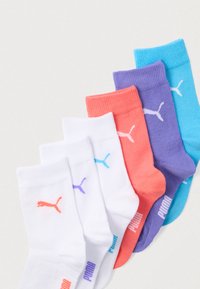 Hat darab különböző színű pamut zokni: fehér, korall, lila, világoskék és sötétkék, oldalain kontrasztos Puma logókkal.