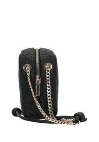 Borsa a mano intrecciata nera con finitura texture, chiusura a doppia cerniera, tracolla in catena dorata e dettagli rotondi. Forma rettangolare compatta.