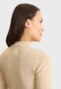 Beige gestreifter Pullover mit hohem Kragen und langen Ärmeln, aus einem strukturierten Stoff und in schlichtem Design, von hinten gezeigt.
