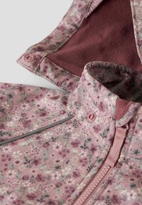 Rosa Jacke mit floralem Muster, ausgestattet mit einem Reißverschluss und Druckknöpfen, und einem weichen, kastanienbraunen Fleece-Futter im Kragen und in der Kapuze.
