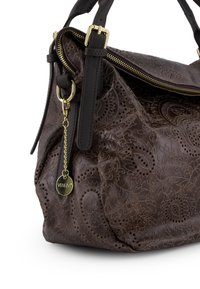 Brązowa skórzana torba na ramię z tłoczonymi wzorami kwiatowymi i paisley, złotym zamkiem błyskawicznym, czarnymi paskami oraz złotym zawieszką z logo Venezia wiszącą na pasku.
