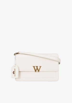 Witte leren handtas met een gouden W-logo, rechthoekige vorm, verstelbare schouderband en een label met bloemenontwerpen.