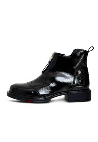 Botines de charol negro con cremallera lateral, punta redonda, panel trasero texturizado y un pequeño tacón con detalle en rojo.
