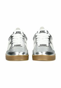 Silberne Sportsneaker mit weißen Schnürsenkeln und Akzenten. Verfügt über eine strukturierte Gummisohle und ein Logo auf der Zunge. Glattes, metallisches Material.