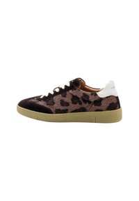 Sneakers w panterkę z teksturowaną cholewką z futra, w ciemnobrązowy i beżowy wzór, białą skórzaną pętelką na pięcie oraz gumową podeszwą. Posiadają białe sznurówki.