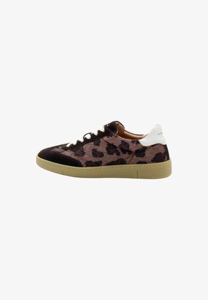 Sneaker con stampa leopardata, superiore in pelliccia testurizzata, motivo marrone scuro e beige, pannello posteriore in pelle bianca e suola in gomma. Presenta lacci bianchi.