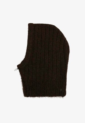 Foulard en tricot marron avec une texture côtelée et une forme allongée. Il présente un tissu doux et pelucheux avec un bord légèrement roulé.