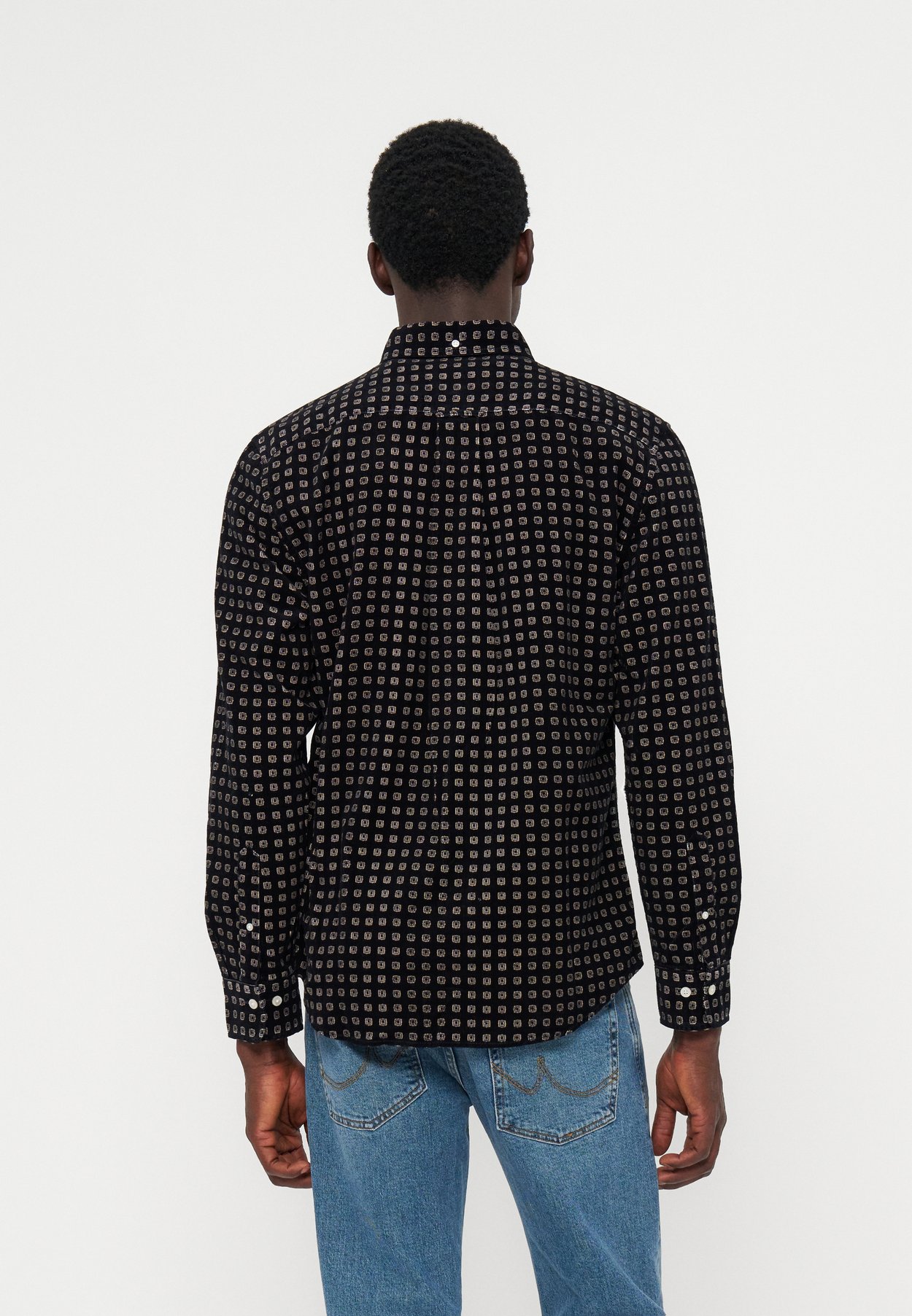 REGULAR FIT