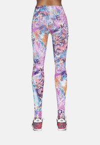 Legginsy w wielokolorowe wzory łączące purpurę, niebieski i pomarańczowy w abstrakcyjnym stylu; wykonane z elastycznego materiału; dopasowany krój.