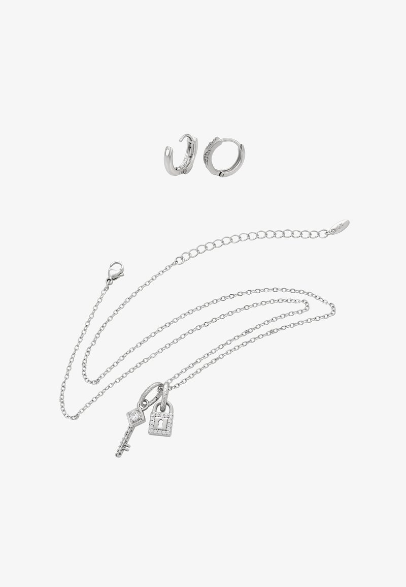 Ezüst lánc nyaklánc lakat és kulcs medállal, három vékony szállal. Kisméretű ezüst karika fülbevalókkal kísérve.