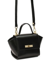Črna usnjena torbica s strukturirano obliko, zlatimi dodatki, zgornjo ročico in nastavljivim ramenskim trakom.
