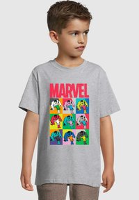Pilkas medvilninis marškinėliai, kuriuose pavaizduota spalvinga Marvel veikėjų grafika įvairiomis spalvomis, o viršuje raudonai išryškinta žodžiu "MARVEL".
