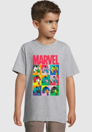 Šedé bavlněné tričko s barevným mřížkovým vzorem grafik postav Marvel v různých barvách s nápisem "MARVEL" v jasně červené barvě nahoře.