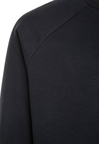 Dunkelblauer Strickpullover mit Rundhalsausschnitt, strukturiertem Stoff und kontrastierenden Schulterpanelelementen.