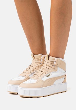 Sneaker alte con una combinazione di colori beige e bianco, texture in pelle liscia, colletto imbottito e logo dorato accento sul lato.