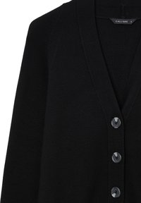 Schwarze Strickjacke aus gestricktem Stoff, mit V-Ausschnitt, langen Ärmeln und sechs runden schwarzen Knöpfen an der Vorderseite.