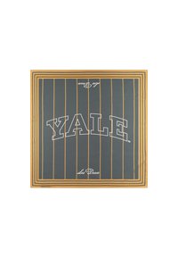 Sivi kvadratni šal sa bijelim logotipom "YALE", smještenim unutar zlatne pruge. Glatka tekstura s satenskim finishom.