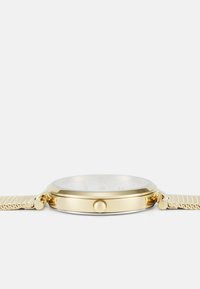 Orologio in metallo dorato con cassa rotonda, cinturino a rete regolabile texturizzato, vetro trasparente e corona alla posizione delle 3.