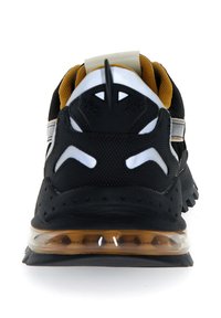 Scarpa sportiva nera con tomaia texturizzata, tocchi di bianco e giallo, suola con cuscinetto d'aria traslucido e una linguetta del tallone prominente.