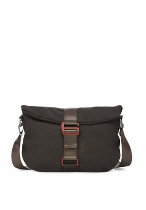 Donkerbruine crossbody tas met verstelbare riem, overslaande flap die wordt beveiligd door een brede riem en rode rechthoekige gespaccenten.