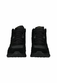 Zapatillas deportivas negras hechas de ante y material sintético, con cordones resistentes, suelas texturizadas y un logo en la lengüeta.
