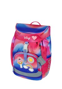 Zaino in tessuto gradiente rosa e blu con patta, caratterizzato da adesivi di un ghiacciolo, un fiore, un arcobaleno e nuvole sulla tasca anteriore.