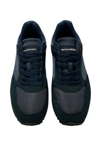 Sneaker blu navy con materiali in rete e suede, punta arrotondata, design con lacci e logo prominente sulla linguetta. Pannelli laterali testurizzati.