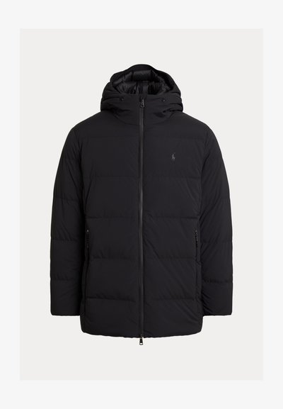 Črna puhovka z kapuco, navpičnim prešitjem, sprednjo zadrgo in stranskimi žepi; na prsih minimalno označevanje blagovne znamke.