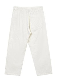Weiße Baumwollhosen mit einem elastischen Bund, lockerer Passform und einer einzelnen Gesäßtasche. Der Stoff hat eine glatte Textur und minimale Falten.
