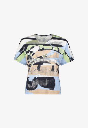 T-shirt à manches courtes arborant un design abstrait en bleu, vert, noir et beige avec des textures variées et des motifs graphiques.