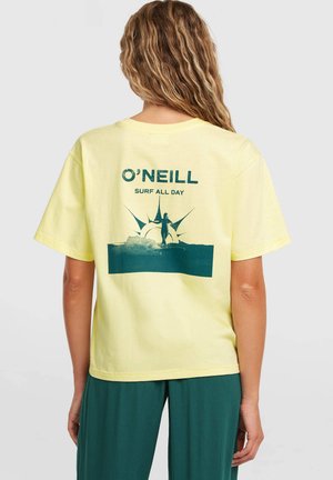 Gul bomulds-T-shirt med et blågrønt grafisk tryk og teksten "O'Neill" og "SURF ALL DAY" på ryggen, afslappet pasform, korte ærmer.