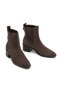 Pāris tumši brūnu zamšādas potīšu zābaku ar zemu blocēta papēža, elastīgām sānu paneļiem un vilkšanas cilpiņām uz baltas fona.