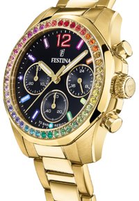 Orologio cronografo tono oro con quadrante nero, lunetta in cristalli colorati e tre sottodial. Bracciale in acciaio inossidabile. Resistenza all'acqua 10 bar.