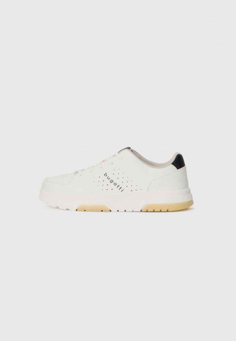 Sneaker alb cu talpă joasă, cu panouri laterale perforate, detaliu negru la călcâi, accente bej pe talpă și branding "bugatti" pe lateral.