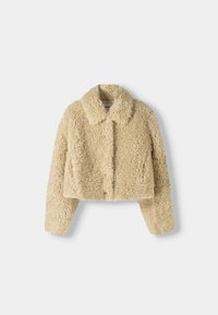 Afskåret beige teddyjakke med en fluffy tekstur, knappet front og krave. Har lange, tilspidsede ærmer og syninger.