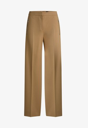 Harmaat leveät housut, joissa on tasainen etuosa, kaksinkertaiset vetoketjulliset taskut ja sileä kangas. Ominaisuudet puhtaat linjat ja muotoiltu siluetti.