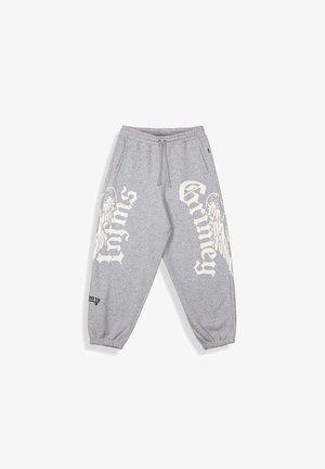 Grijze joggingbroek met witte gotische tekst "Grimey" en vleugelontwerpen aan de voorkant, elastische boorden, trekkoord in de taille en zijzakken.